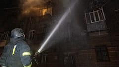 Feuerwehr löscht Feuer nach russischem Angriff auf Charkiw