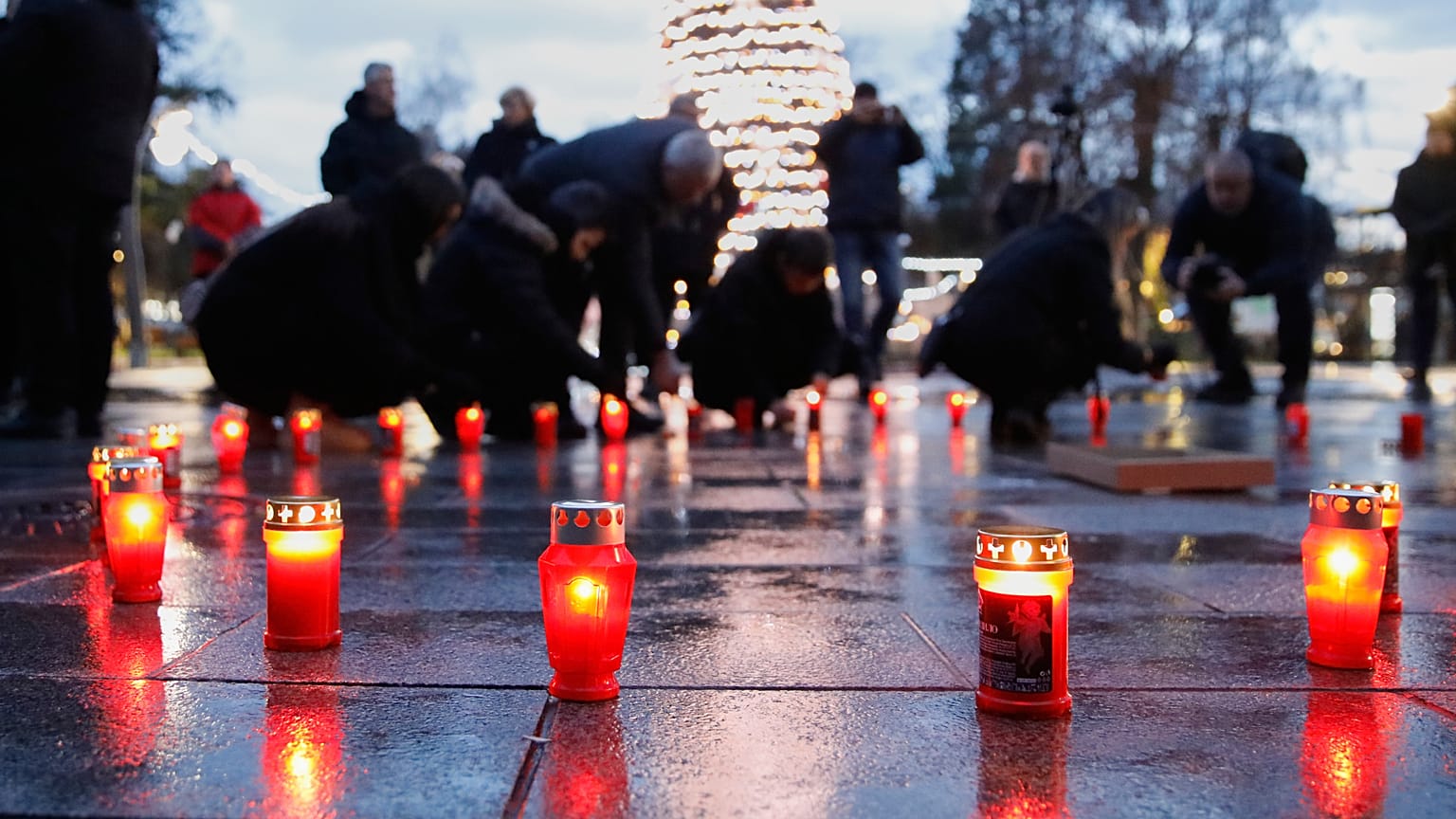Candele per le vittime dell'incendio a Crans-Montana