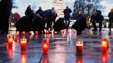 Κεριά για τα θύματα της πυρκαγιάς στο Crans-Montana