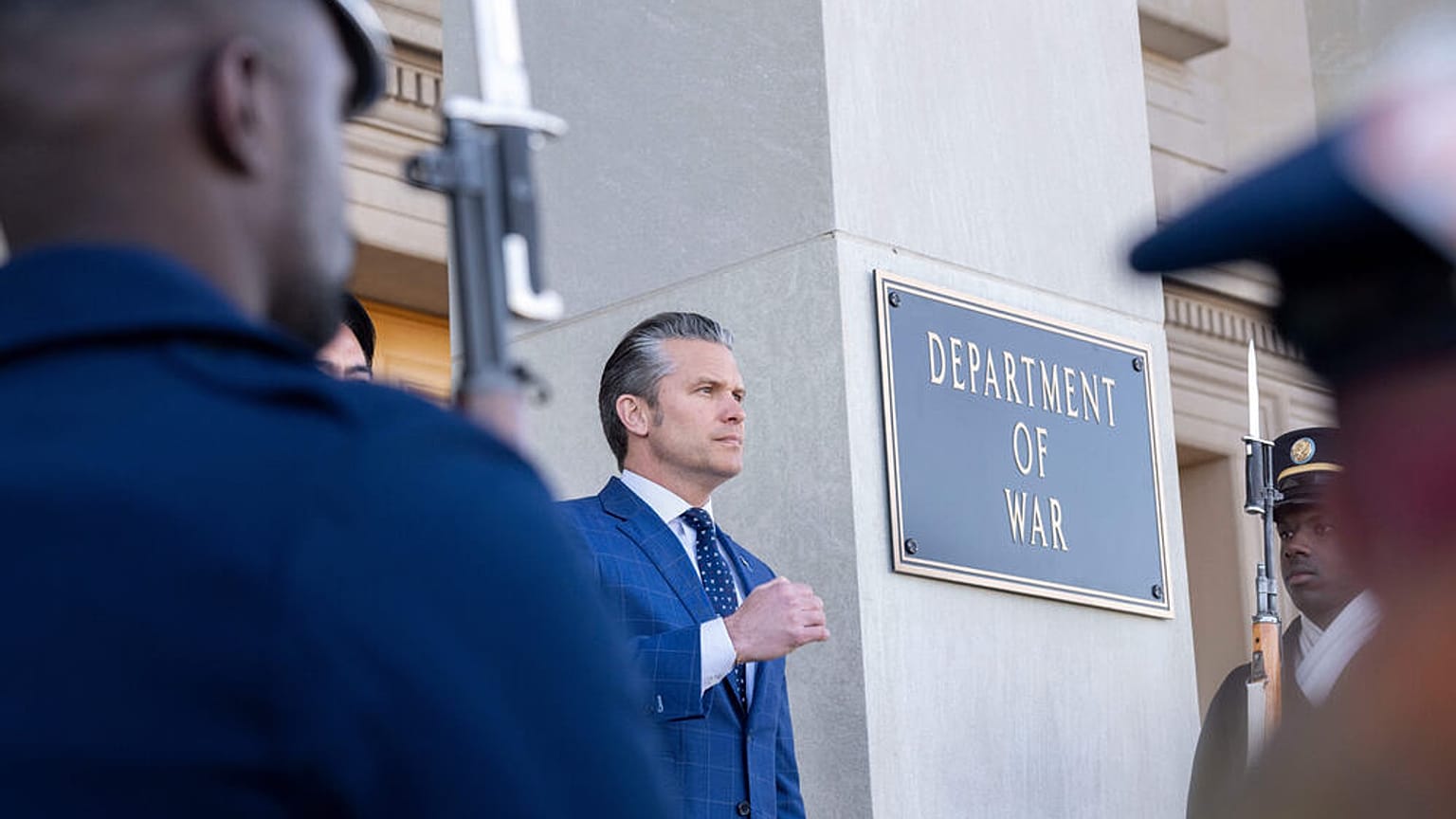 بيت هيغسيث يقف خارج مقر وزارة الحرب الأمريكية (البنتاغون)