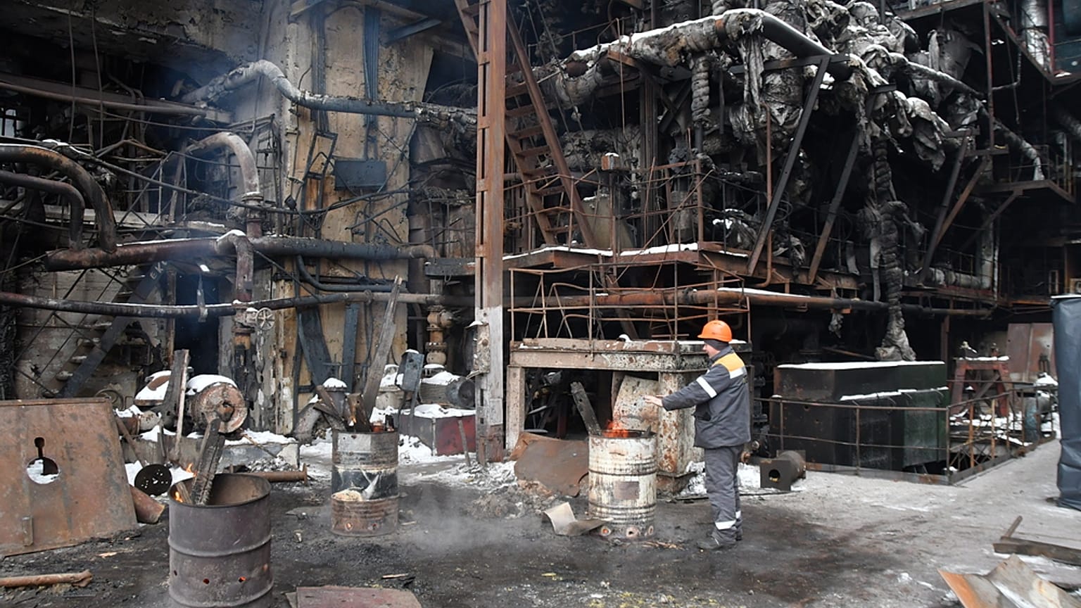 يعمل عمال على إصلاح محطة توليد الكهرباء التابعة لشركة DTEK التي دُمرت إثر هجوم صاروخي روسي مؤخّر على منظومة الطاقة في أوكرانيا، في موقع لم يُكشف عنه