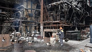 يعمل عمال على إصلاح محطة توليد الكهرباء التابعة لشركة DTEK التي دُمرت إثر هجوم صاروخي روسي مؤخّر على منظومة الطاقة في أوكرانيا، في موقع لم يُكشف عنه