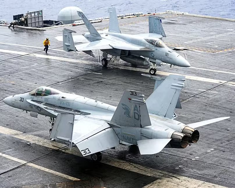 Cazas F/A 18 Hornet en un portaaviones de EE.UU.