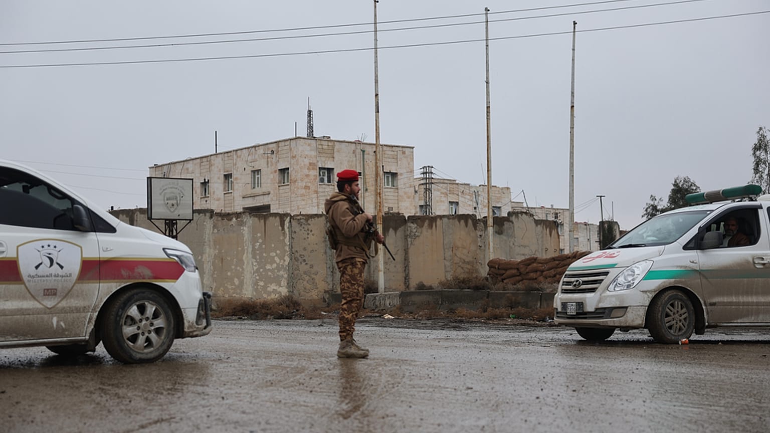 جندي سوري يقف على الحراسة في سجن الأقتان بعد سيطرة الحكومة عليه من قوات سوريا الديمقراطية التي يقودها الأكراد في الرقة، شمال شرق سوريا،