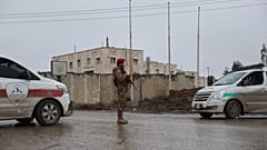 جندي سوري يقف على الحراسة في سجن الأقتان بعد سيطرة الحكومة عليه من قوات سوريا الديمقراطية التي يقودها الأكراد في الرقة، شمال شرق سوريا،