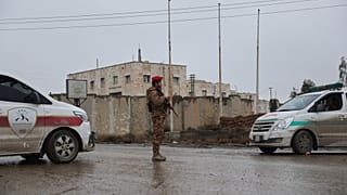 جندي سوري يقف على الحراسة في سجن الأقتان بعد سيطرة الحكومة عليه من قوات سوريا الديمقراطية التي يقودها الأكراد في الرقة، شمال شرق سوريا،