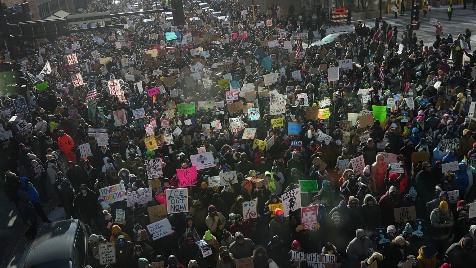 Miembros del clero y activistas comunitarios se reúnen en el Aeropuerto Internacional de Minneapolis-St. Paul el viernes 23 de enero de 2026.