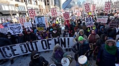 Menschen protestieren am Freitag, 23. Januar 2026, in Minneapolis gegen Bundesbeamte der Einwanderungsbehörde. 
