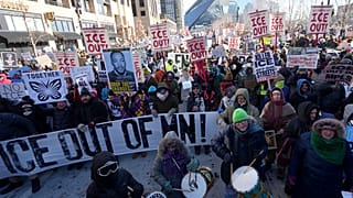Un grupo de personas protesta contra los agentes federales de inmigración el viernes 23 de enero de 2026, en Minneapolis. 