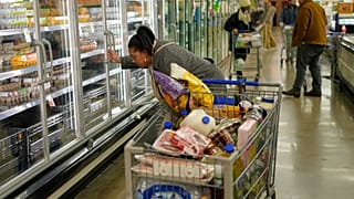 Luz Lopez robi zakupy spożywcze w środę, 21 stycznia 2026 r., w Nashville, w stanie Tennessee, przed zimową burzą, która ma w weekend uderzyć w Tennessee.