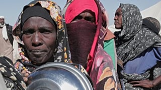 نساء سودانيات نازحات من الفاشر يحاولن الحصول على مساعدات غذائية، في 16 نوفمبر 2025.