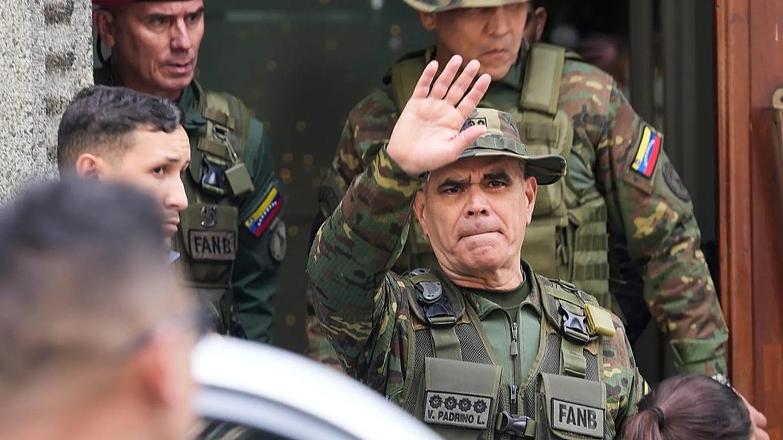 وزير الدفاع الفنزويلي فلاديمير بادرينو لوبيز يغادر مكتب نائبة الرئيس في كراكاس، بتاريخ 3 يناير 2026.