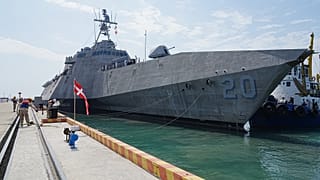 البحرية الكمبودية تستقبل سفينة "يو إس إس سينسيناتي" لدى رسوّها في قاعدة ريام البحرية -سيهانوكفيل، بتاريخ 24 يناير 2026.