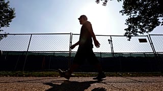 مشاة يمرّ بجانب الحواجز المحيطة بقطاع من طريق بنجامين فرانكلين المهيأ لمهرجان الموسيقى "صُنع في أمريكا" يوم الجمعة، 31 أغسطس 2012،