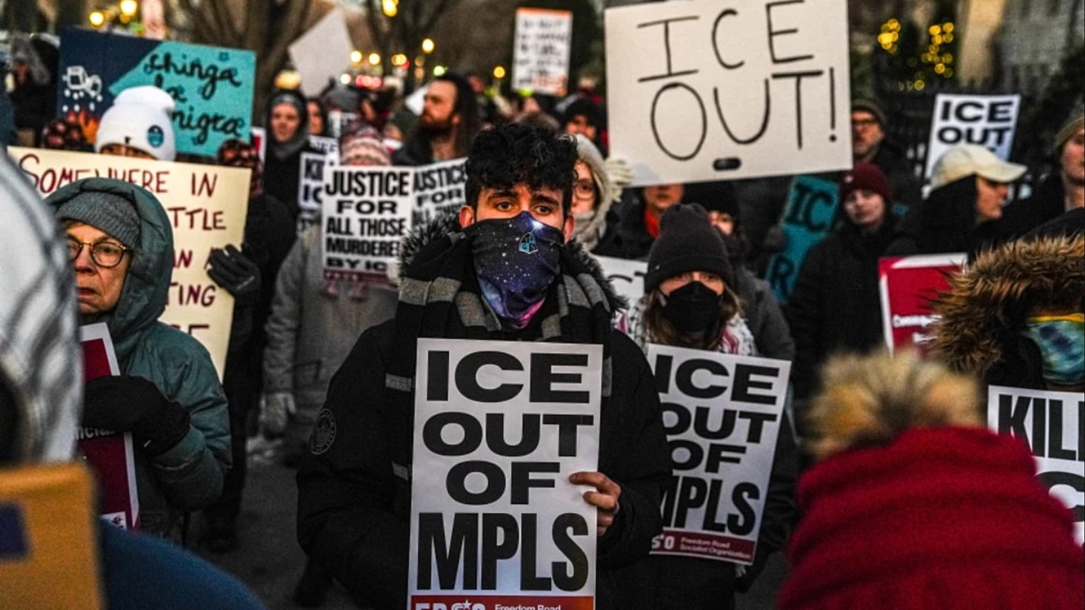 Protestocular, yakın zamanda bir ICE ajanının öldürdüğü Renee Good'u andı.