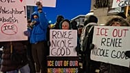 Protestocular, yakın zamanda bir ICE ajanının öldürdüğü Renee Good'u andı.