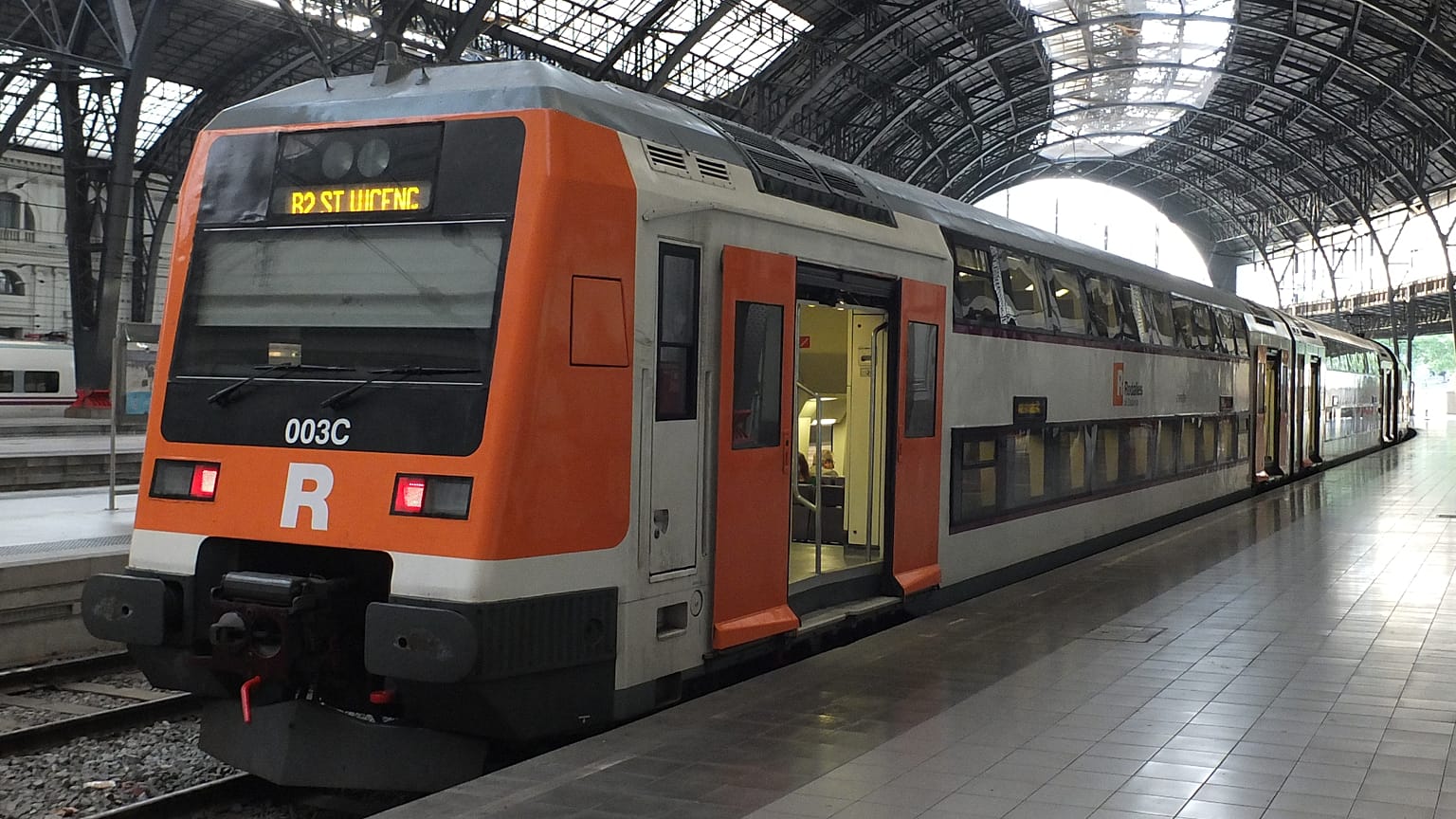 Tren Rodalies de Cataluña en Barcelona (Imagen de archivo)