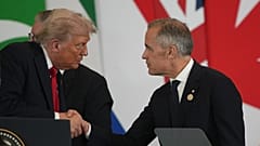 US-Präsident Donald Trump spricht mit Kanadas Premierminister Mark Carney während eines Gipfeltreffens zur Unterstützung der Beendigung des Krieges zwischen Israel und der Hamas im Gazastreifen, das am 13. Oktober 2025 in Ägypten stattfand