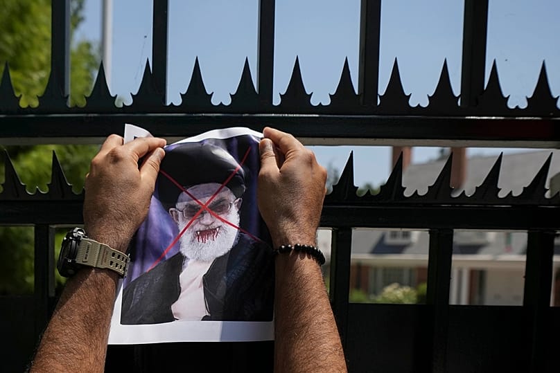 ملصق مشوّه للمرشد الأعلى الإيراني آية الله علي خامنئي خلال تجمع داعم للاحتجاجات المناهضة للحكومة في تشيلي، بتاريخ 20 يناير 2026.