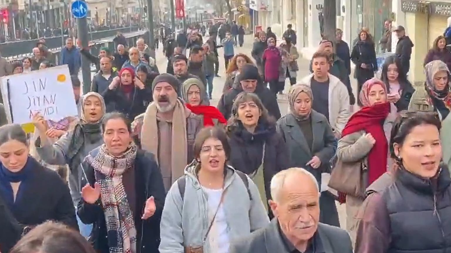 İsyanbul'da düzenlenen yürüyüşten bir kare.