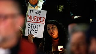 Un manifestant à Los Angeles brandit une pancarte lors d'une veillée aux chandelles organisée pendant une manifestation en réponse à la mort par balle d'Alex Pretti.