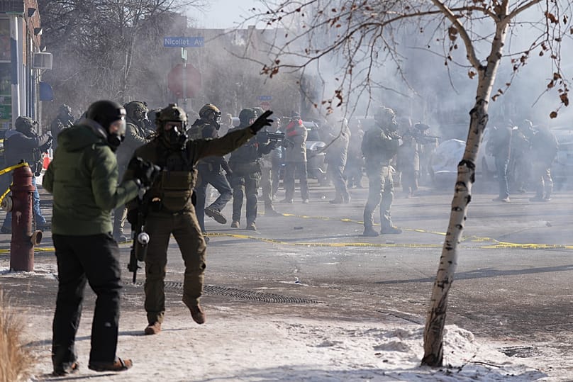 عناصر فدرالية مختصة بإنفاذ قوانين الهجرة استخدمت الغاز المسيل للدموع بعد إطلاق النار، يوم السبت 24 يناير 2026، في مينيابوليس.