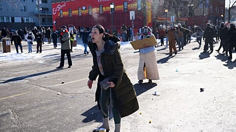 Varias personas increpan a agentes federales después de que un agente federal matara a tiros a una persona en las cercanías, el sábado 24 de enero de 2026, en Mineápolis.