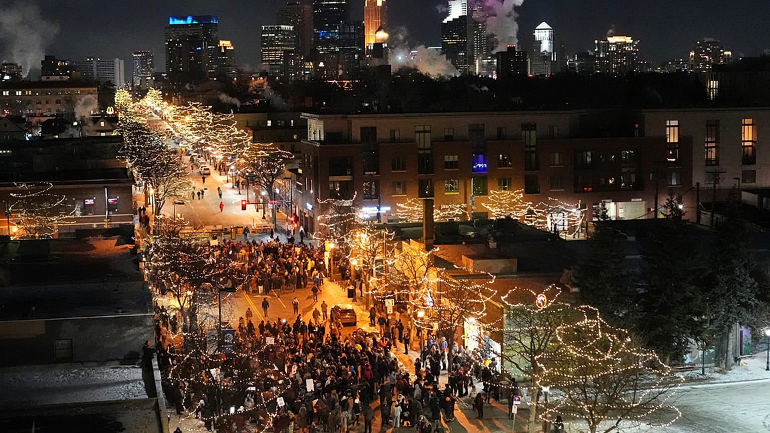 W sobotę 24 stycznia 2026 r. w Minneapolis ludzie gromadzą się podczas czuwania w intencji 37-letniego Alexa Prettiego, który został śmiertelnie postrzelony przez funkcjonariusza Straży Granicznej.