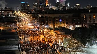 W sobotę 24 stycznia 2026 r. w Minneapolis ludzie gromadzą się podczas czuwania w intencji 37-letniego Alexa Prettiego, który został śmiertelnie postrzelony przez funkcjonariusza Straży Granicznej.