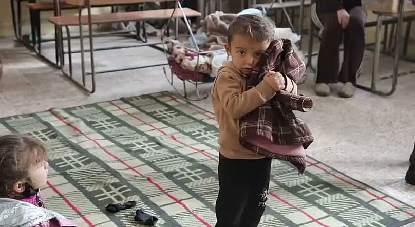 طفل كردي يعيش في مدرسة بكوباني بعد من لجأ مع عائلته إلى المدينة