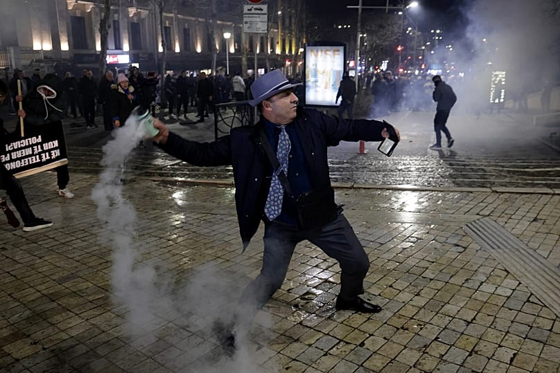 Οργισμένος διαδηλωτής στα Τίρανα
