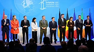 A ministra alemã da Economia e da Energia, Katherina Reiche, quarta a contar da esquerda, posa para uma fotografia de família com os seus homólogos e outros ministros durante a Cimeira do Mar do Norte.