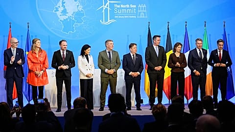 Η Γερμανίδα υπουργός Οικονομίας και Ενέργειας Katherina Reiche, τέταρτη από αριστερά, ποζάρει για μια οικογενειακή φωτογραφία με τους ομολόγους της και άλλους υπουργούς κατά τη διάρκεια της Συνόδου Κορυφής για τη Βόρεια Θάλασσα.