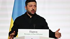 الرئيس الأوكراني فولوديمير زيلينسكي يلقي خطابًا بعد توقيع إعلان نشر قوة ما بعد وقف إطلاق النار في أوكرانيا خلال قمة "تحالف الراغبين"