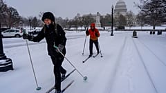 Skifahren vor dem Kapitol in Washington, Sonntag, 25. Januar