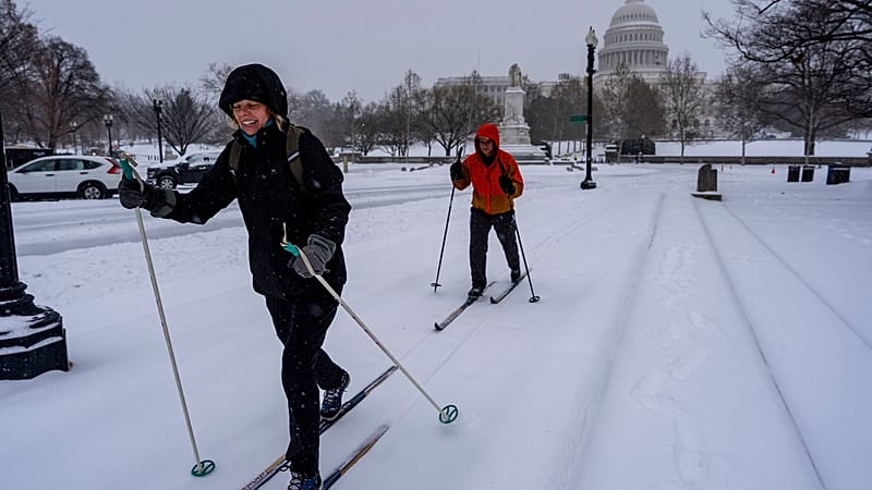 أكثر من 600 ألف منزل من دون كهرباء.. عاصفة ثلجية تكسو الولايات المتحدة باللون الأبيض 