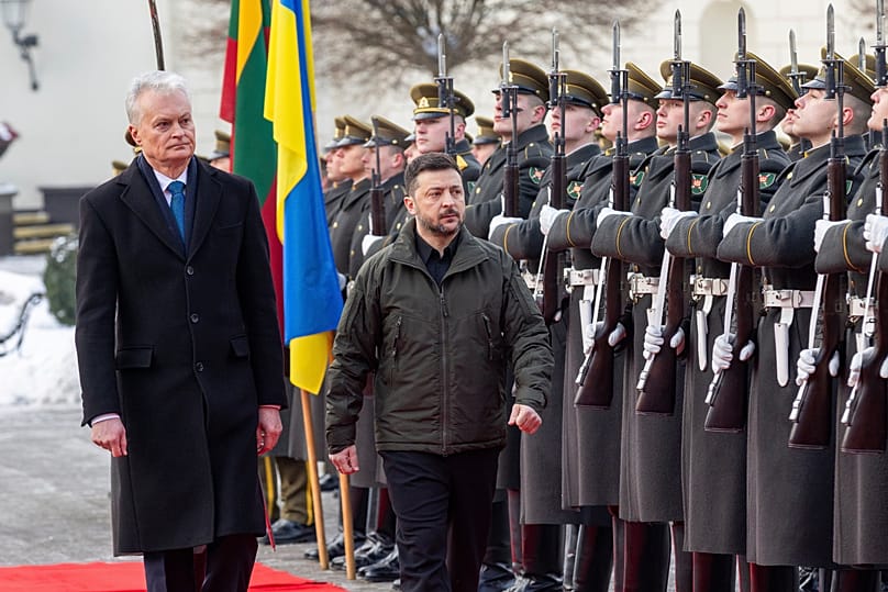 Гитанас Науседа и Владимир Зеленский обходят почетный караул
