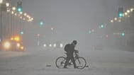 Une personne poussait un vélo pendant une tempête hivernale à Philadelphie, le dimanche 25 janvier 2026.