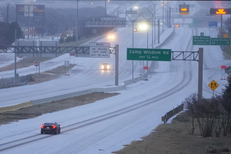 Des véhicules circulent sur l'autoroute 67 enneigée lors d'une tempête hivernale, le samedi 24 janvier 2026, à Dallas.