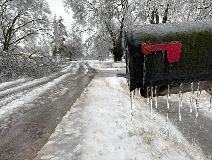 Des stalactites de glace se forment sur une boîte aux lettres dans une rue d'un quartier résidentiel alors qu'une tempête hivernale traverse Nashville, Tennessee, le 25.01.26