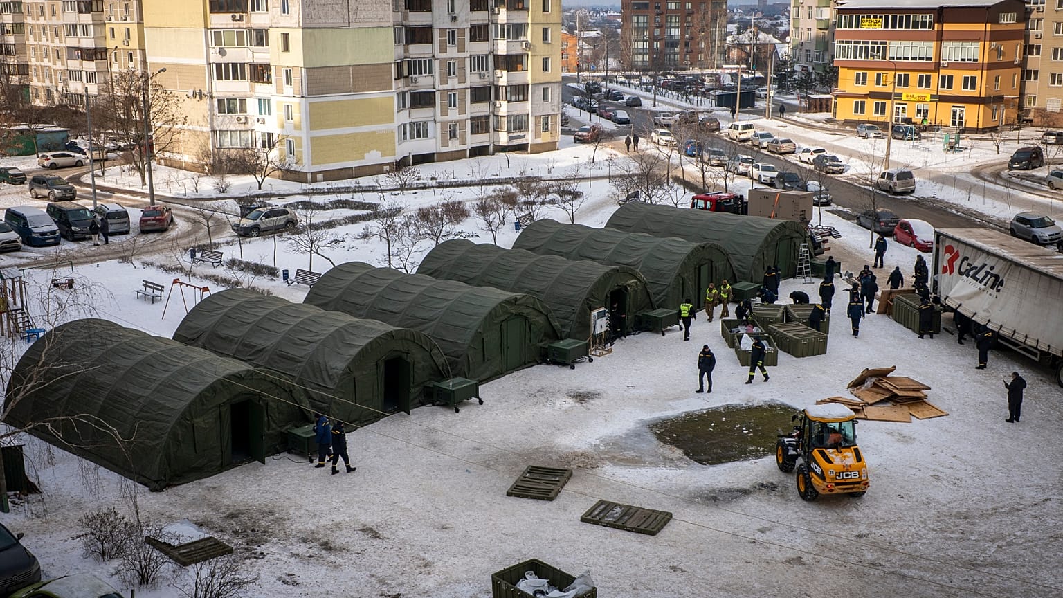 Emergency service workers set up tents where residents of neighbouring apartment buildings can warm up and sleep at night in Kyiv, Ukraine, Sunday, 25 Janv, 2026.