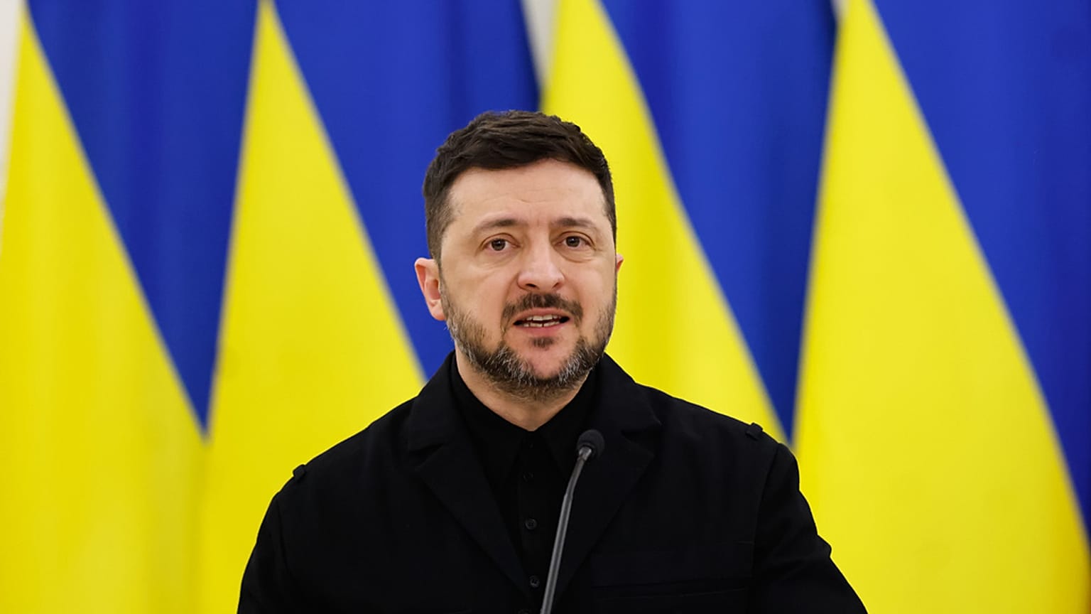 Le président ukrainien Volodymyr Zelensky s'exprime lors d'une conférence de presse à Vilnius, en Lituanie, le dimanche 25 janvier 2026.