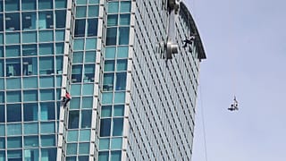 El escalador estadounidense Alex Honnold, a la izquierda, realiza una escalada en solitario sin cuerda en el Taipei 101, en Taipéi, Taiwán, el domingo 25 de enero de 2026.