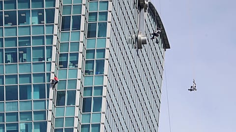 El escalador estadounidense Alex Honnold, a la izquierda, realiza una escalada en solitario sin cuerda en el Taipei 101, en Taipéi, Taiwán, el domingo 25 de enero de 2026.
