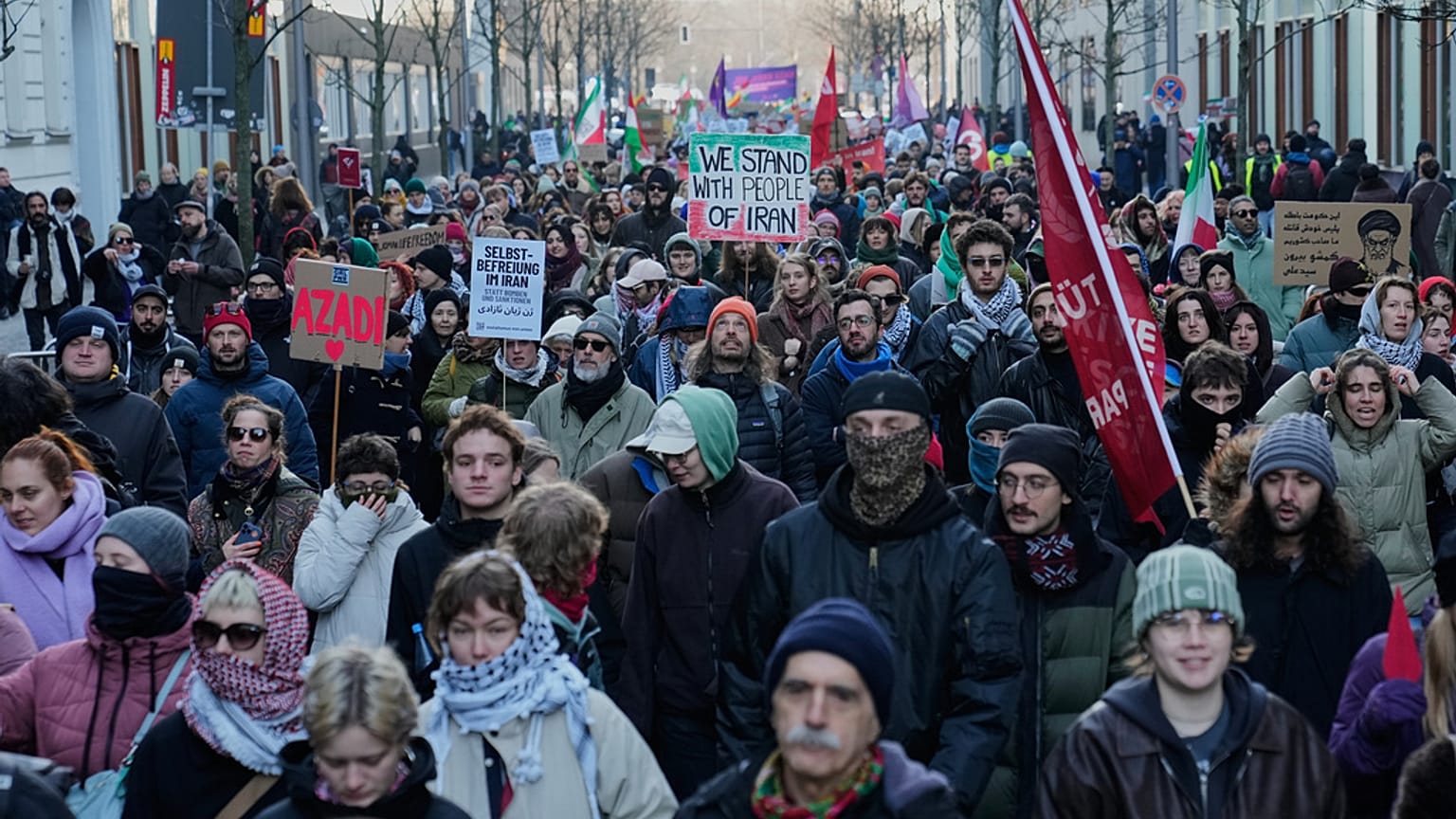 مشاركون في احتجاج يتظاهرون دعمًا للاحتجاجات الجماهيرية في إيران ضد الحكومة، في برلين بألمانيا، الأحد 18 يناير/كانون الثاني 2026