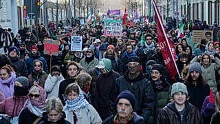 مشاركون في احتجاج يتظاهرون دعمًا للاحتجاجات الجماهيرية في إيران ضد الحكومة، في برلين بألمانيا، الأحد 18 يناير/كانون الثاني 2026