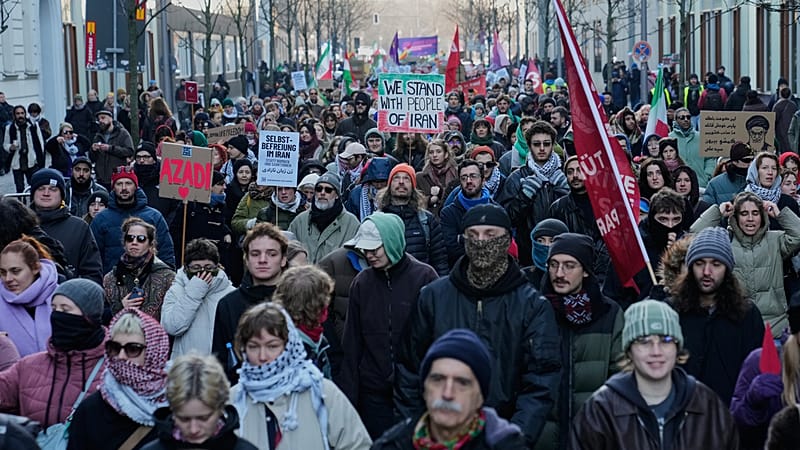 انقسام داخل الحكومة الإيرانية بشأن الإنترنت.. نجل بزشكيان: الحجب يزيد الغضب الشعبي 