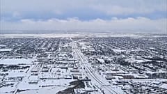 Luftaufnahmen zeigen das verschneite Oklahoma City. Schneepflüge räumen die Straßen.