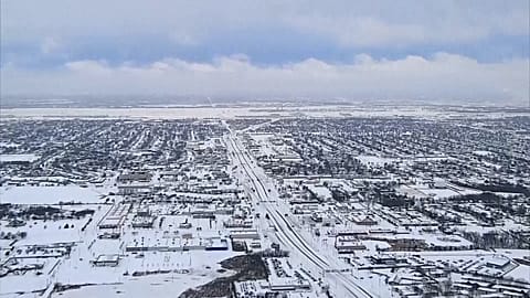 Las imágenes aéreas muestran Oklahoma City cubierta de nieve, con quitanieves trabajando.
