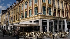 Archivbild. Blick auf Restaurantterrassen in Lille, Nordfrankreich, kurz vor der Öffnung. 18. Mai 2021.